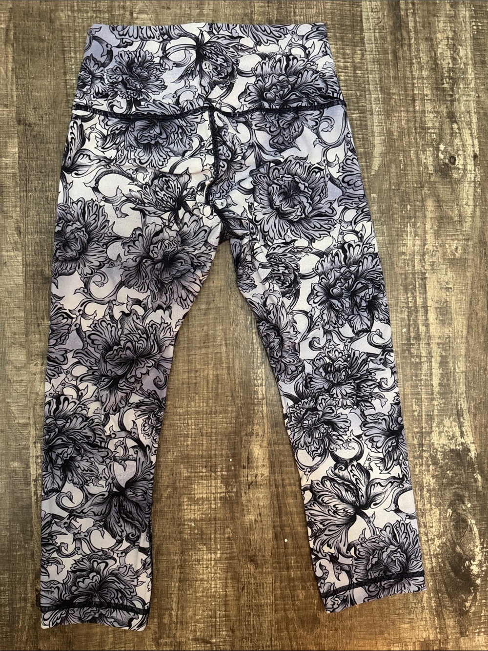 lululemon athletica Black and White Floral Wunder Under Leggings- Size 6